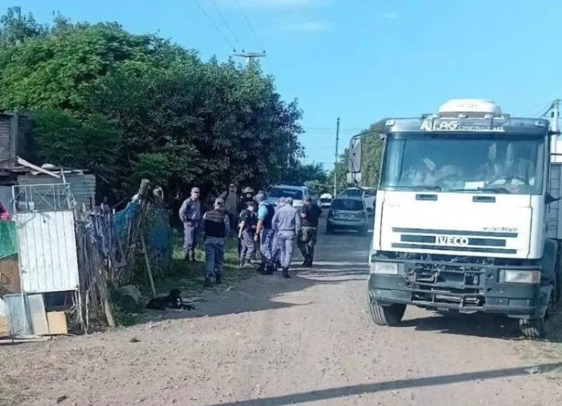 Desalojaron un asentamiento y limpiaron un basural en el Río Negro