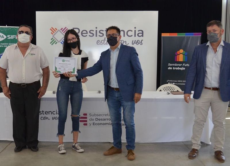 El intendente Martínez entregó certificados de capacitación laboral a jóvenes