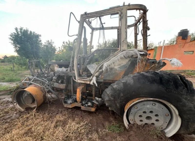 Investigan un incendio que provocó daños en un tractor en La Tigra