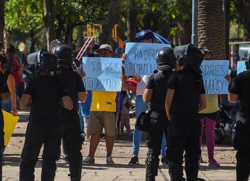 Con la mirada atenta de la Policía, padres y alumnos se manifestaron por la "vuelta a clases"