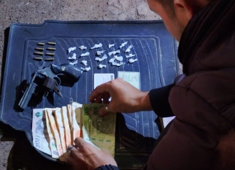 Detuvieron a un hombre con cocaína y un arma de fuego en Fontana