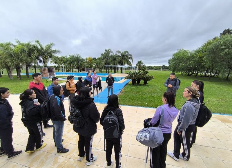 Estudiantes de Educación Física entrenaron en el natatorio municipal de Laguna Blanca