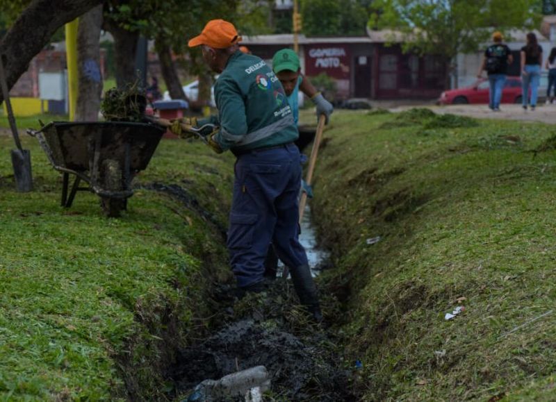 El Municipio de Resistencia ejecutó tareas integrales de limpieza en el barrio Güiraldes