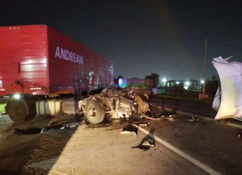 Un conductor resultó con lesiones tras un choque entre dos camiones en Resistencia