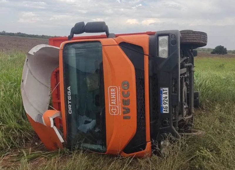 Un camión volcó tras zigzaguear por una maniobra en General Pinedo