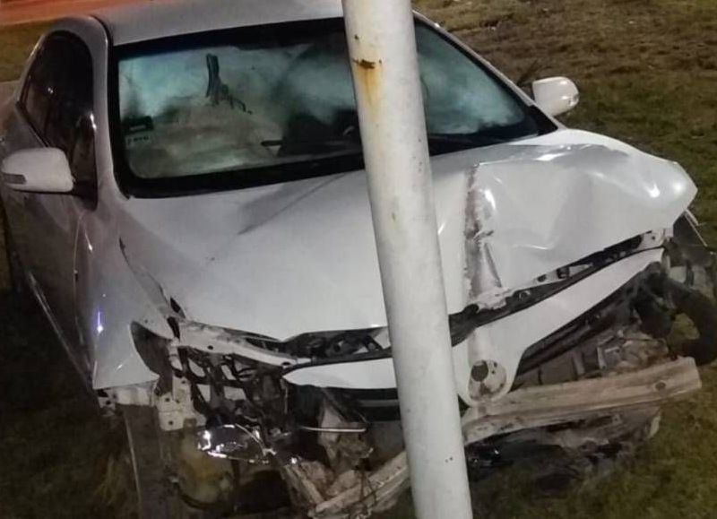 Sáenz Peña: perdió el control del auto y chocó contra un poste de luz