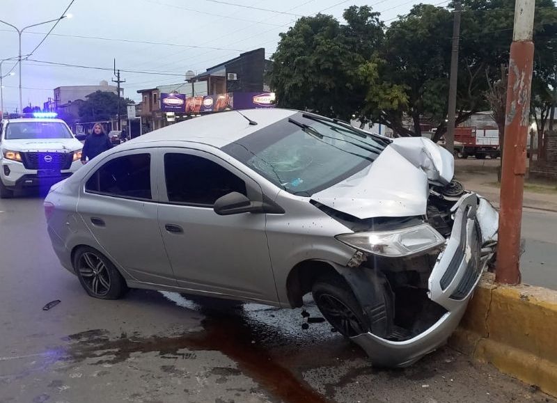 Un automovilista perdió el control y chocó contra una columna de iluminación en Resistencia