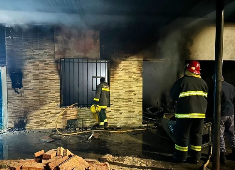 Un desperfecto eléctrico habría ocasionado un feroz incendio en una panadería de Capitán Solari