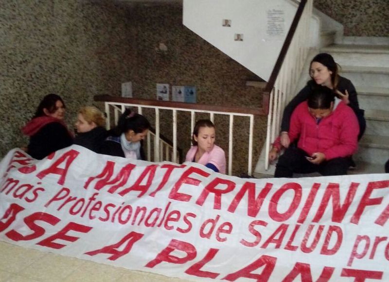 Becarios de salud pública encadenados en Casa de Gobierno