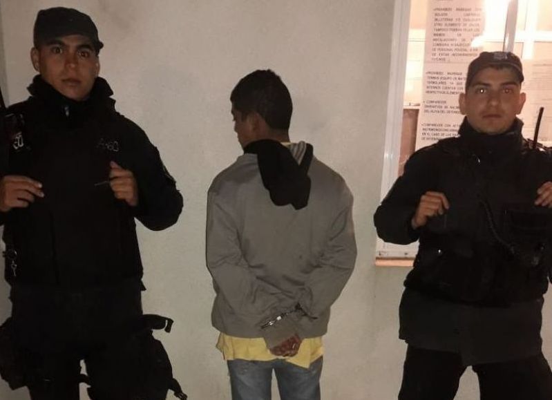 Quiso robar unas cubiertas y le salió mal