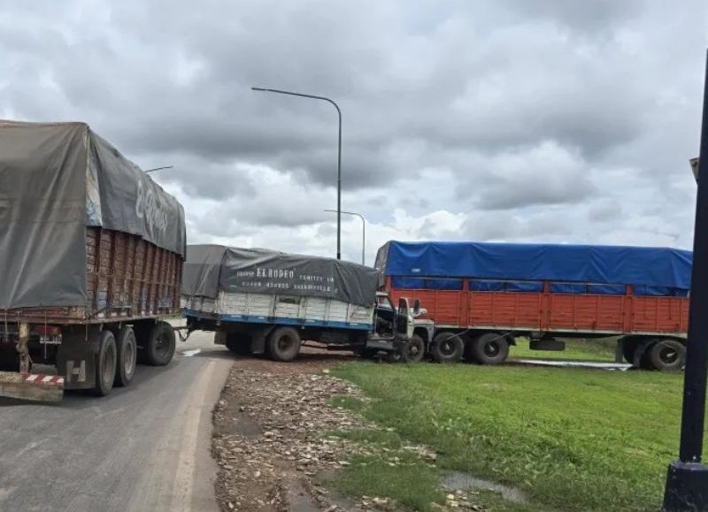 Dos camiones chocaron sobre la Ruta 89 en General Pinedo