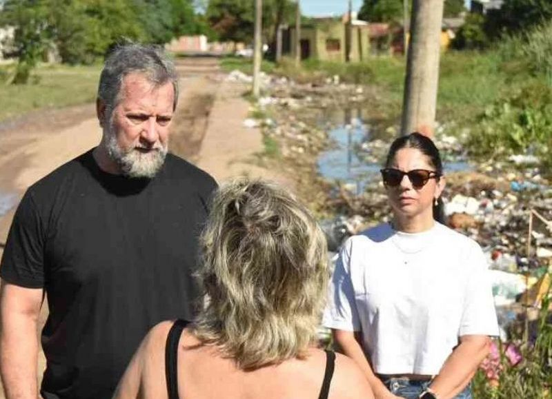 El Defensor del Pueblo atendió denuncias de vecinos de Barranqueras por basurales y falta de servicios esenciales