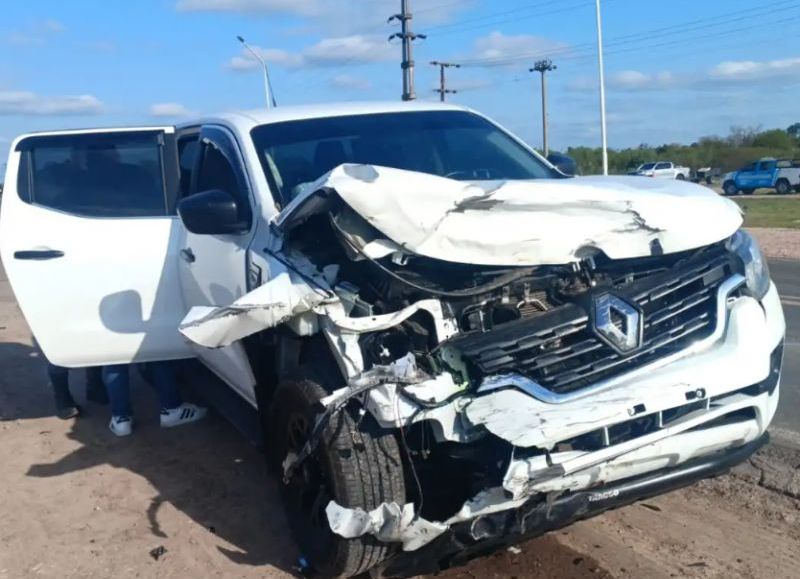 Un auto y una camioneta protagonizaron un fuerte accidente en Quitilipi