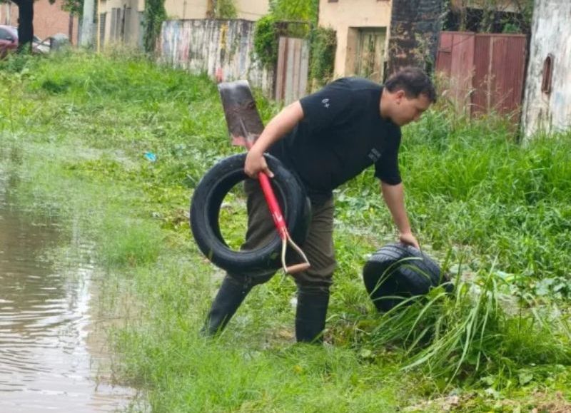 Policías trabajaron en la limpieza de desagües para escurrir el agua en Resistencia
