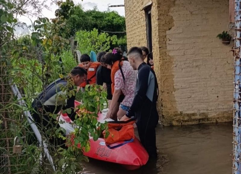 Resistencia: efectivos evacuaron a una familia en Kayak tras las intensas lluvias