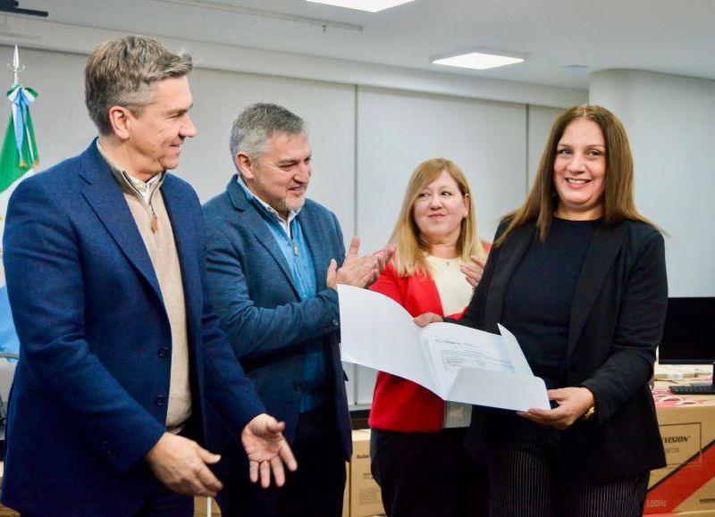 El Gobierno provincial entregó equipos informáticos para registros civiles