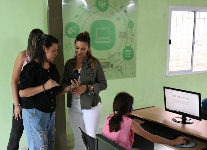 La intendenta Panzardi visitó el Centro Tecnológico de Laguna Blanca