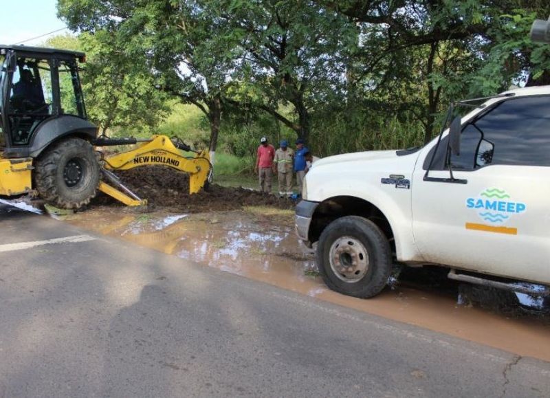Sameep intervino y reparó un caño en la zona del Parque Industrial de Puerto Tirol