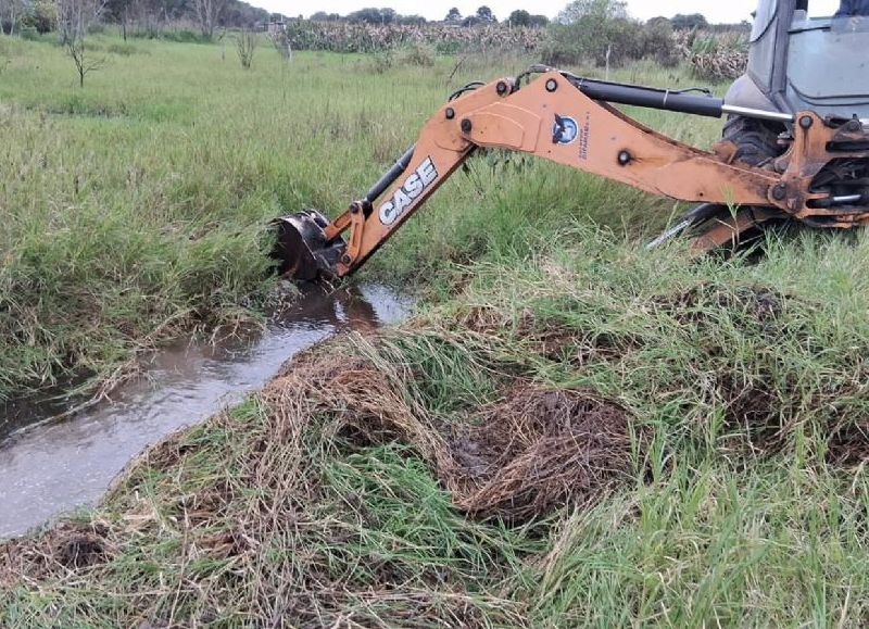 La Municipalidad de Colonia Elisa avanza con tareas preventivas en canales de agua