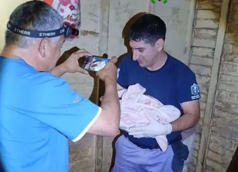 Una mujer requirió asistencia de policías y enfermeros para dar a luz en Las Breñas