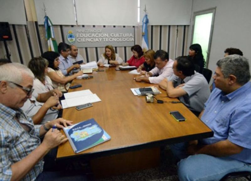 Mosqueda abre el paraguas de las paritarias: primero, papeles al día