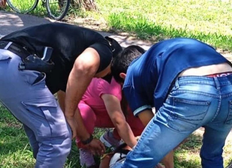 Efectivos evitaron que una mujer se arroje a los vehículos en Las Breñas