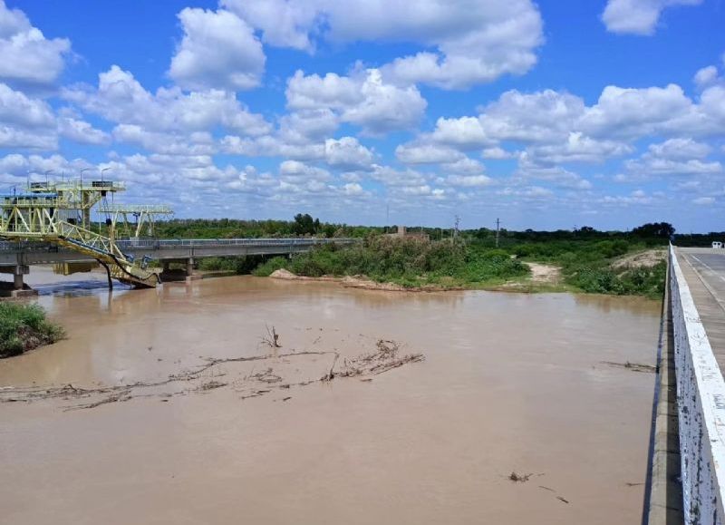 La Administración Provincial del Agua trabaja en la limpieza de defensas y canales