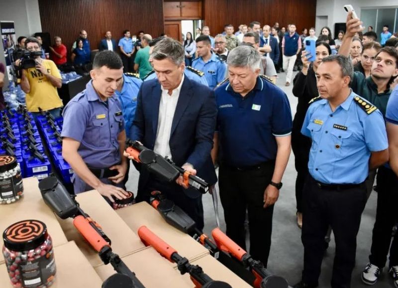 El Gobierno provincial entregó equipamiento, presentó la Unidad Ciclista y las armas no letales