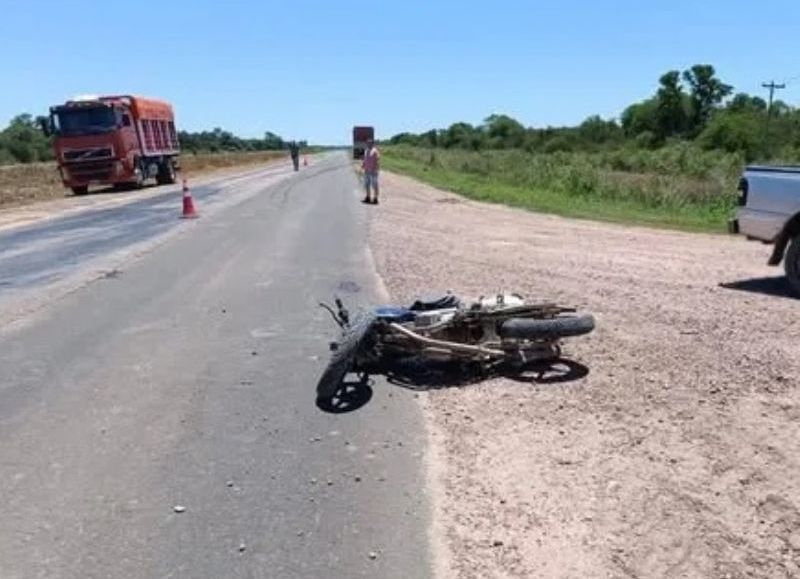 Un joven motociclista falleció tras chocar contra un camión en Hermoso Campo
