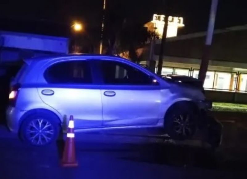 Un auto quedó incrustado en una columna tras esquivar una moto en Resistencia
