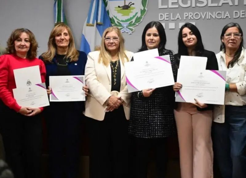 La Legislatura entregó por primera vez el premio trienal a la Mujer Científica