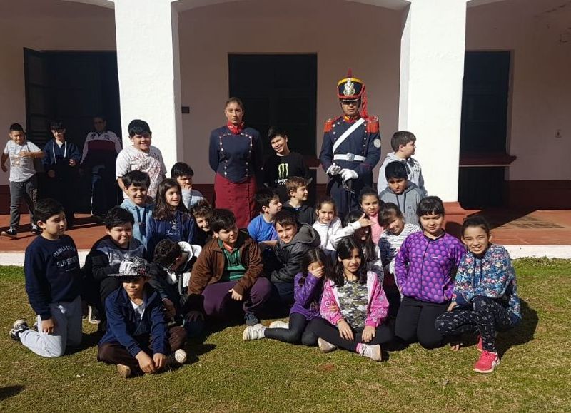 Estudiantes y docentes del Colegio San Roque vivieron la experiencia de "Granaderos por un día"