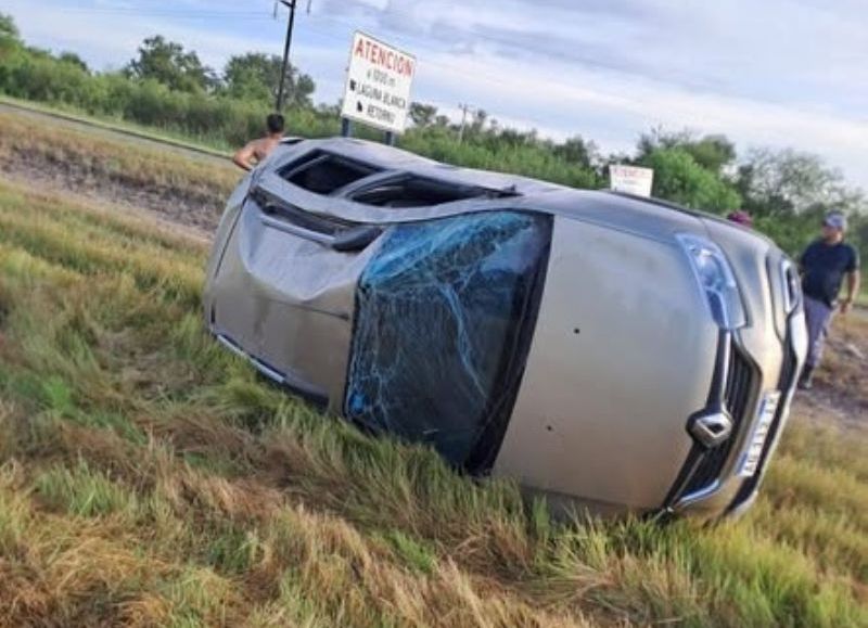 Un auto con cinco pasajeros volcó tras esquivar un bache sobre la Ruta 16