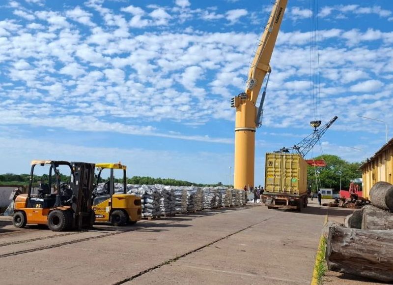 El Puerto de Barranqueras concretó una nueva exportación de carbón chaqueño