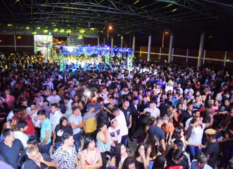 Escándalo en Los Frentones: fiesta multitudinaria sin distancia ni barbijo en un boliche