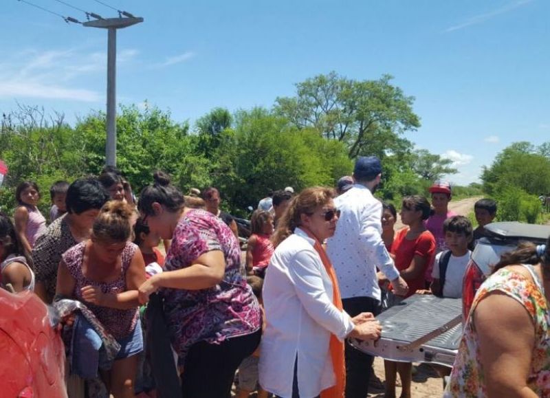 Jóvenes Cristianos visitan a las familias chaqueñas inundadas