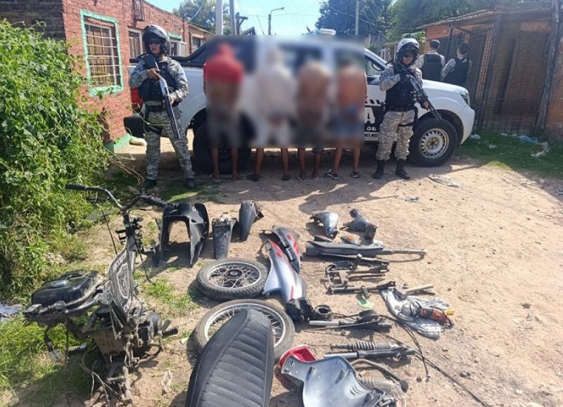 Cuatro jóvenes fueron sorprendidos desarmando una moto en Resistencia