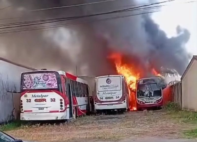 Colectivos de Sáenz Peña fueron consumidos por el fuego tras un incendio