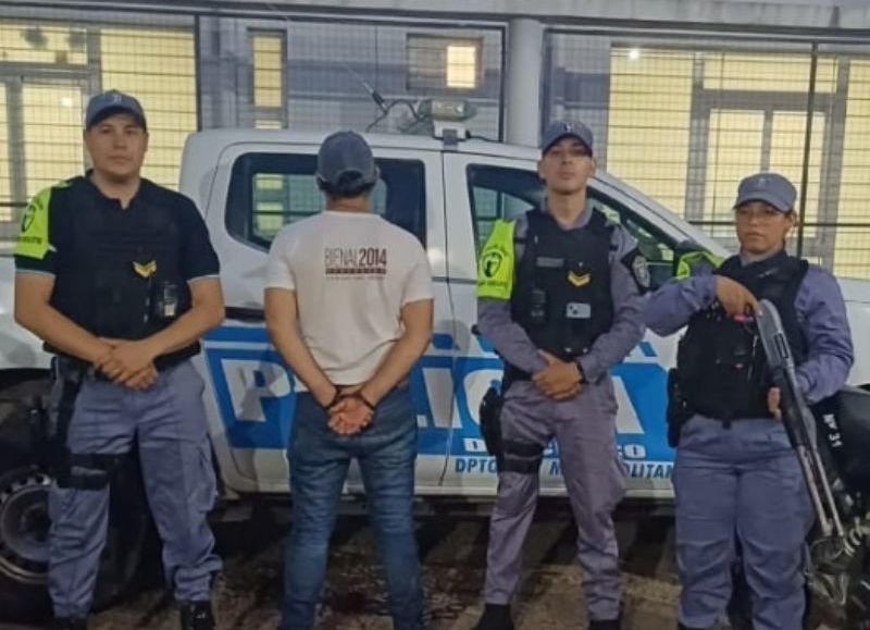 Atraparon a un hombre caminando por el centro de Resistencia y descubrieron que tenía pedido de captura