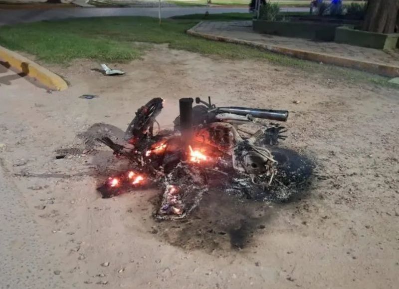 Apuñalaron a un adolescente y le prendieron fuego su motocicleta en Corzuela
