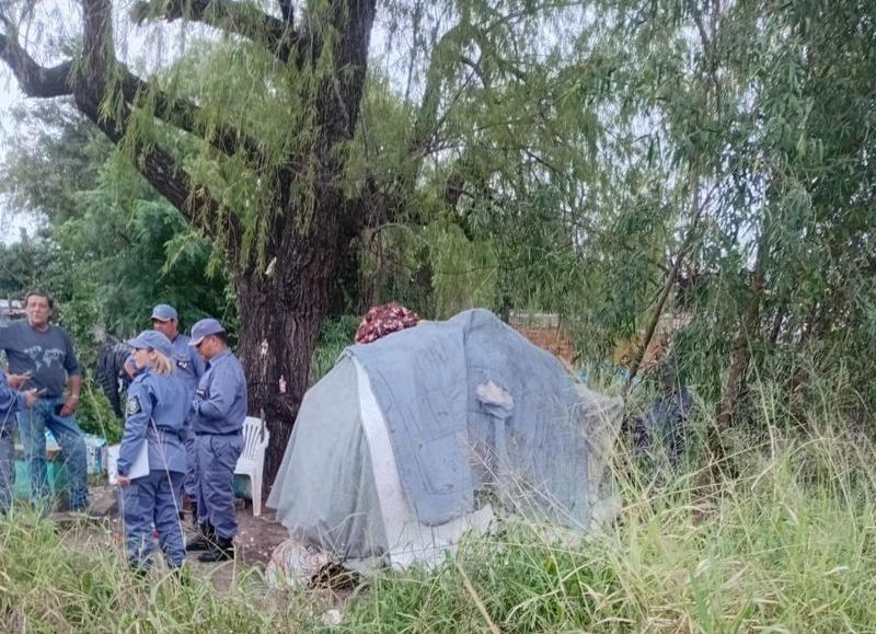 Retiraron un asentamiento irregular en el predio de la Laguna Argüello de Resistencia