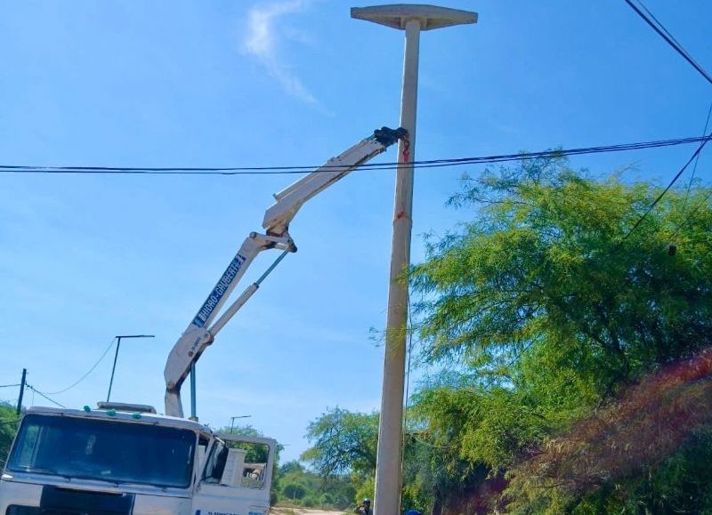 Avanza la extensión de la red eléctrica en el barrio Cacique Francisco Supaz de Misión Nueva Pompeya