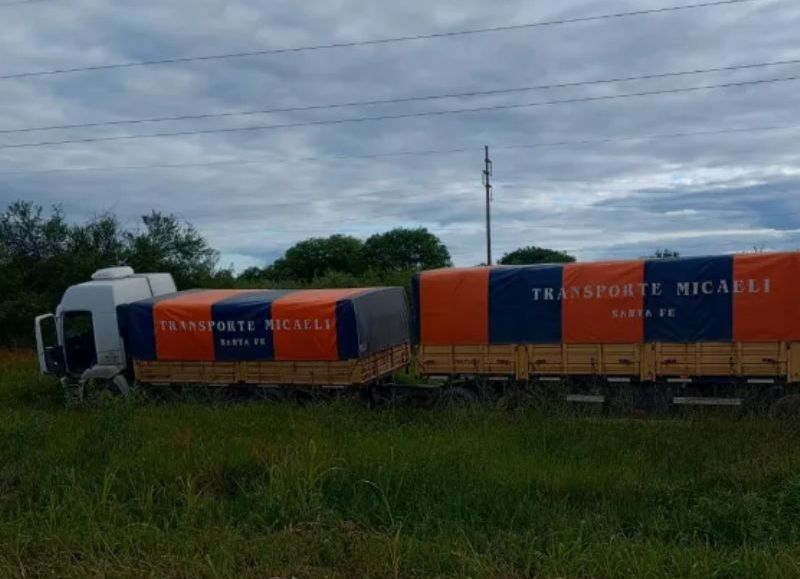 Un camión de granos despistó tras chocar sobre la Ruta 16 en Presidencia de la Plaza