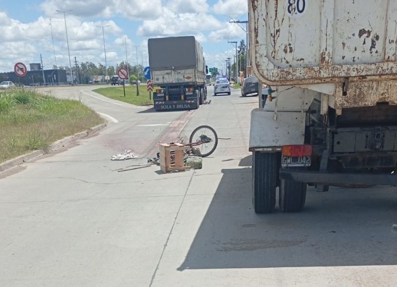 Un ciclista murió tras ser embestido por un camión en un accidente en la colectora de la Ruta 11