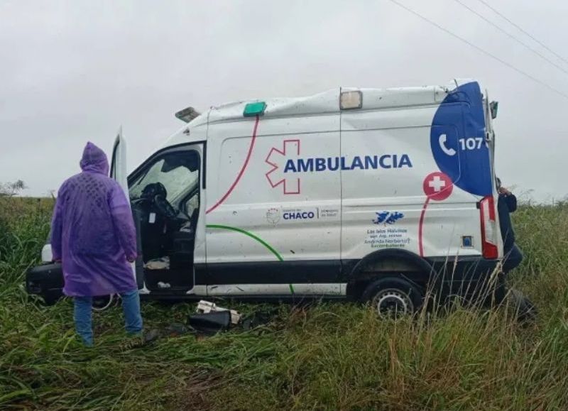 Violento vuelco de una ambulancia por la Ruta 16, en Los Frentones