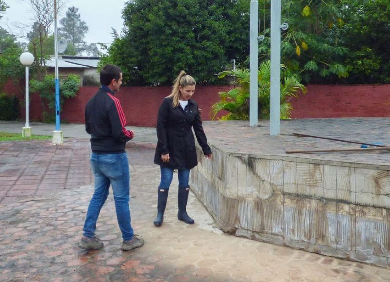 La Municipalidad de Laguna Blanca entregó frazadas, camperones y pilotos