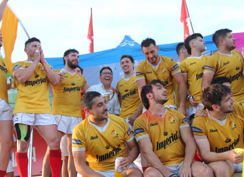 Martínez entregó el trofeo a Curne, campeón del Torneo Oficial de la Unión de Rugby del Nordeste