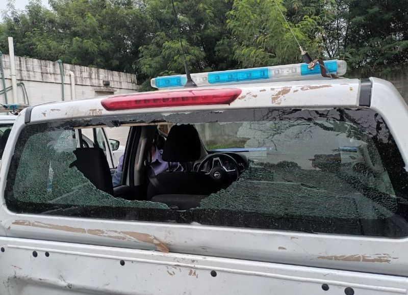 Atacaron a policías y destrozaron un patrullero durante un operativo en Fontana