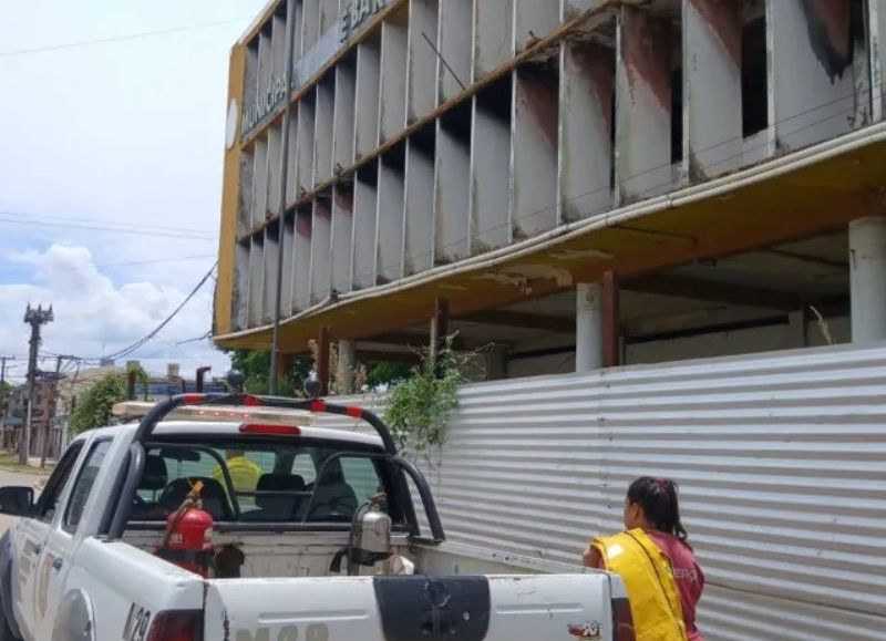 El ex edificio municipal de Barranqueras sufrió ataques y un incendio