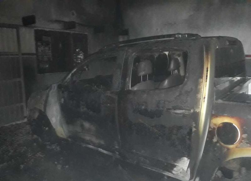 Voraz incendio en un taller de Villa Ángela consumió una camioneta